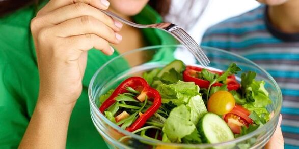 Eat a vegetable salad on a carbohydrate-free diet to dull the feeling of hunger