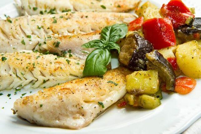 The weekly low-carb menu includes baked cod with eggplant and tomatoes. 